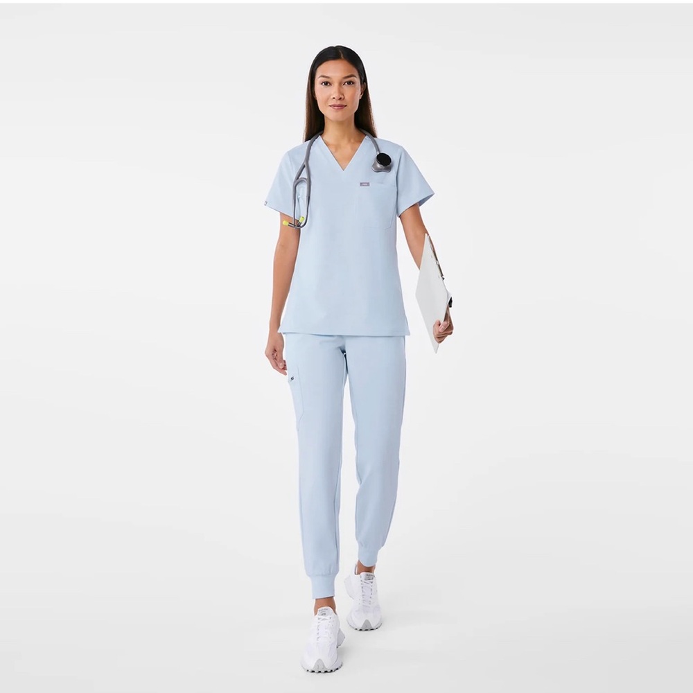 NWT FIGS Scrub Set